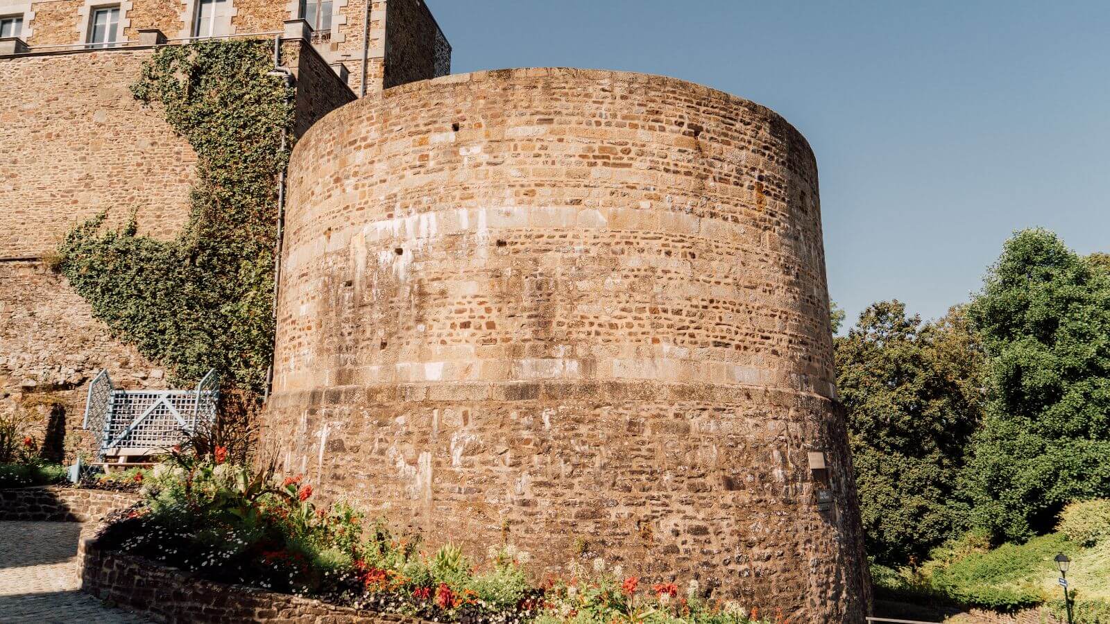 04fougeres-tour-montfromery