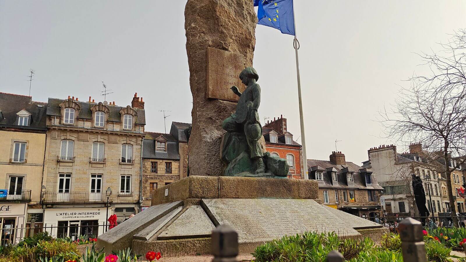 06fougeres-monument-aux-morts